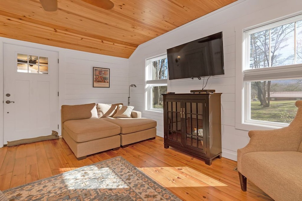 Lingerlong Main House Downtown Brevard