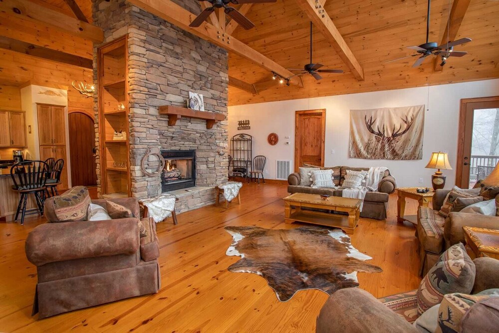 Upscale 3BR Mountain Lodge in Valle Crucis! Designer Furniture and Decor, Hot Tub, Views!