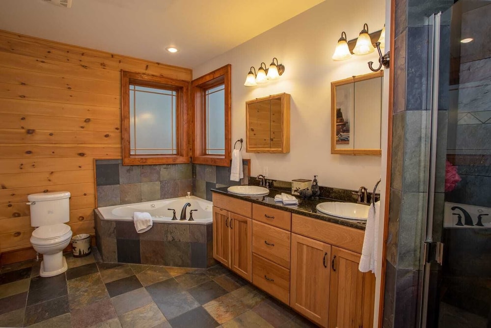 Upscale 3BR Mountain Lodge in Valle Crucis! Designer Furniture and Decor, Hot Tub, Views!