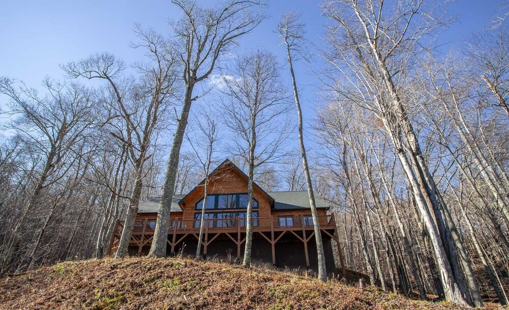 Upscale 3BR Mountain Lodge in Valle Crucis! Designer Furniture and Decor, Hot Tub, Views!