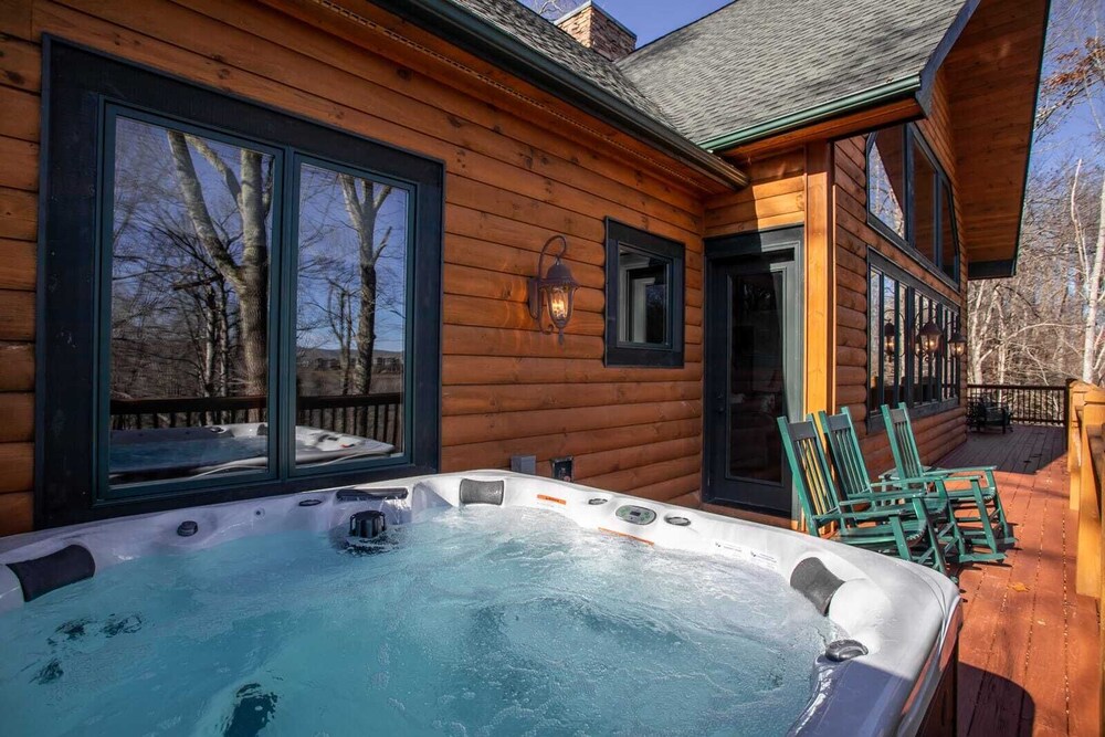 Upscale 3BR Mountain Lodge in Valle Crucis! Designer Furniture and Decor, Hot Tub, Views!