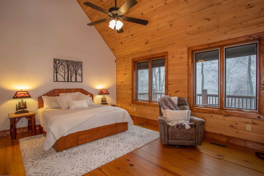 Upscale 3BR Mountain Lodge in Valle Crucis! Designer Furniture and Decor, Hot Tub, Views!