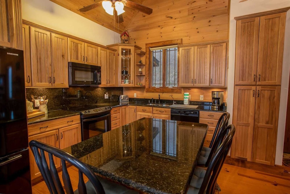 Upscale 3BR Mountain Lodge in Valle Crucis! Designer Furniture and Decor, Hot Tub, Views!