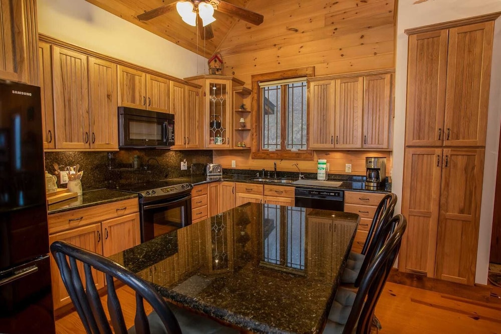 Upscale 3BR Mountain Lodge in Valle Crucis! Designer Furniture and Decor, Hot Tub, Views!