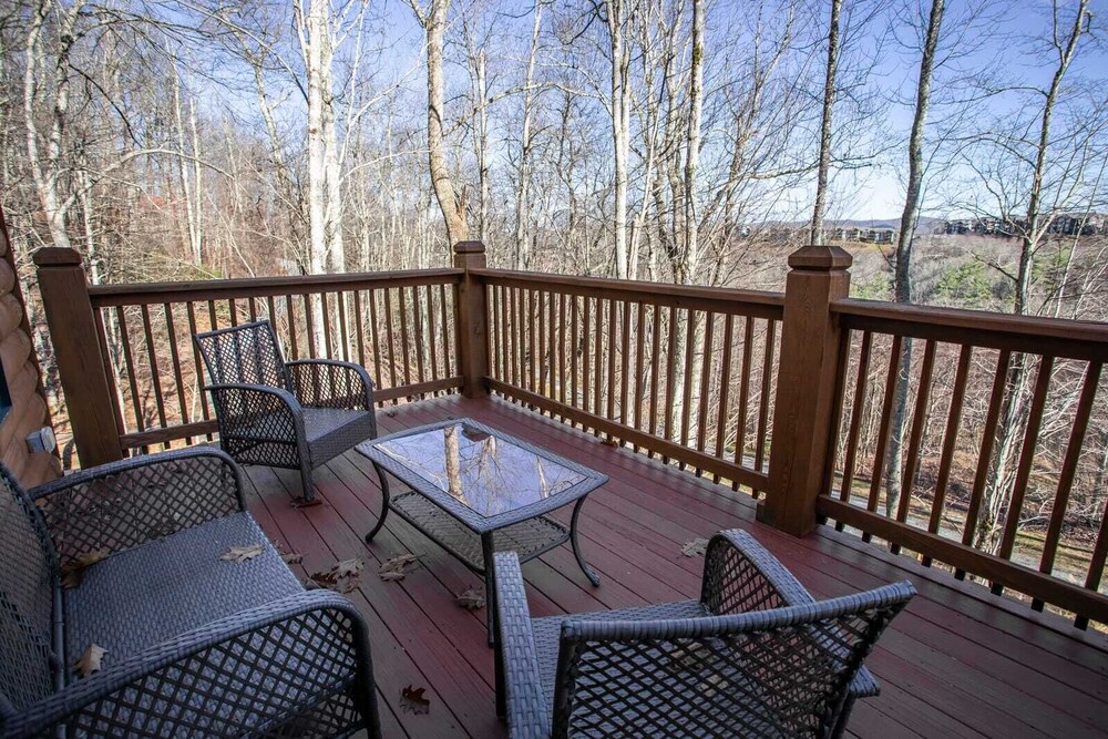 Upscale 3BR Mountain Lodge in Valle Crucis! Designer Furniture and Decor, Hot Tub, Views!