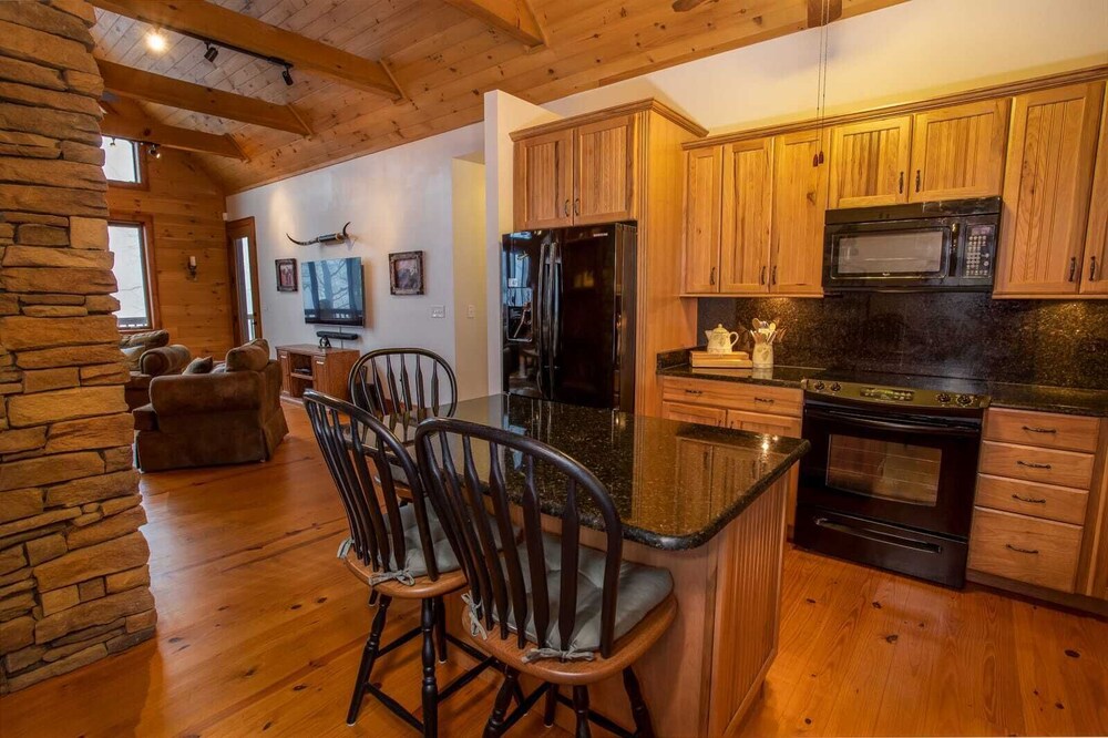 Upscale 3BR Mountain Lodge in Valle Crucis! Designer Furniture and Decor, Hot Tub, Views!