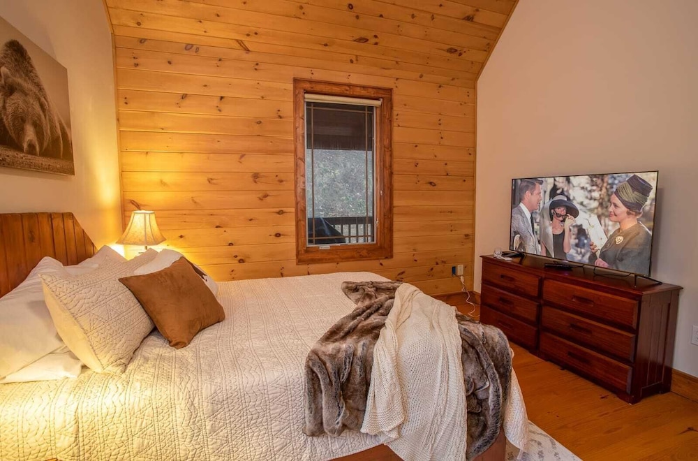 Upscale 3BR Mountain Lodge in Valle Crucis! Designer Furniture and Decor, Hot Tub, Views!