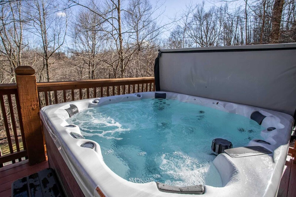 Upscale 3BR Mountain Lodge in Valle Crucis! Designer Furniture and Decor, Hot Tub, Views!