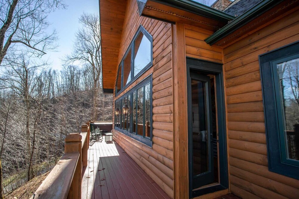 Upscale 3BR Mountain Lodge in Valle Crucis! Designer Furniture and Decor, Hot Tub, Views!