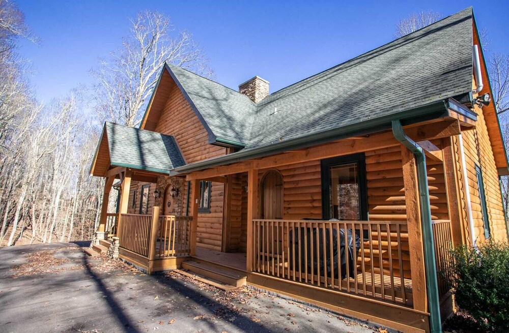 Upscale 3BR Mountain Lodge in Valle Crucis! Designer Furniture and Decor, Hot Tub, Views!