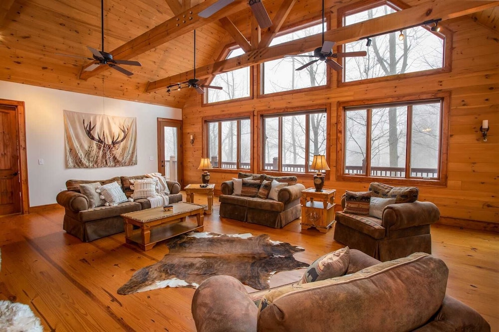 Upscale 3BR Mountain Lodge in Valle Crucis! Designer Furniture and Decor, Hot Tub, Views!