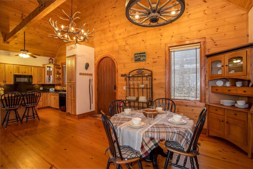 Upscale 3BR Mountain Lodge in Valle Crucis! Designer Furniture and Decor, Hot Tub, Views!