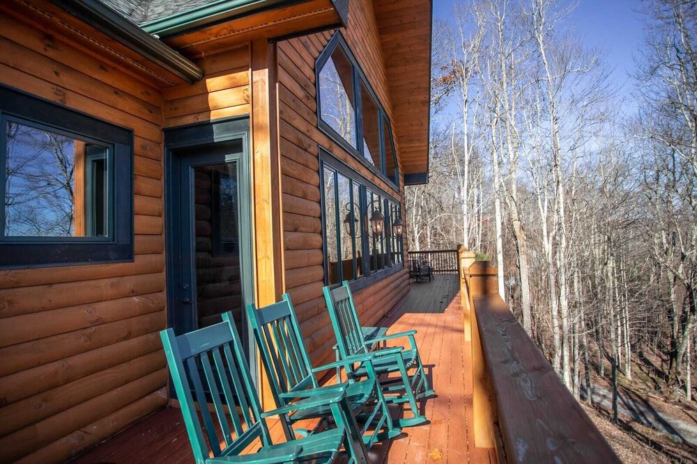 Upscale 3BR Mountain Lodge in Valle Crucis! Designer Furniture and Decor, Hot Tub, Views!