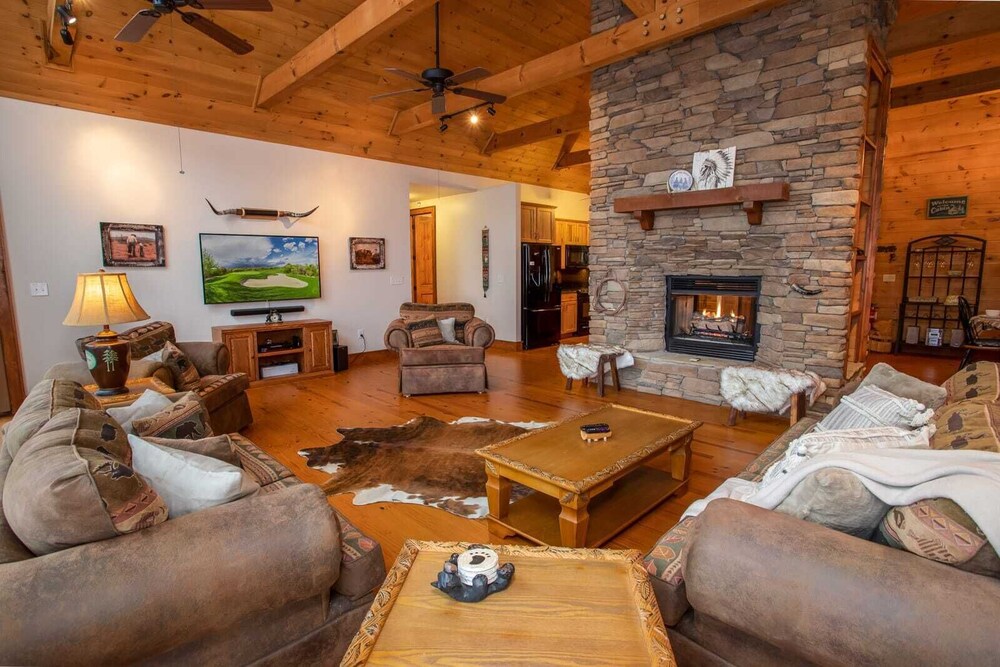 Upscale 3BR Mountain Lodge in Valle Crucis! Designer Furniture and Decor, Hot Tub, Views!