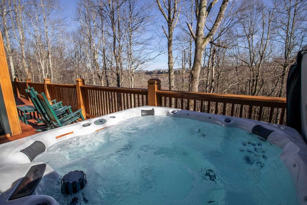 Upscale 3BR Mountain Lodge in Valle Crucis! Designer Furniture and Decor, Hot Tub, Views!