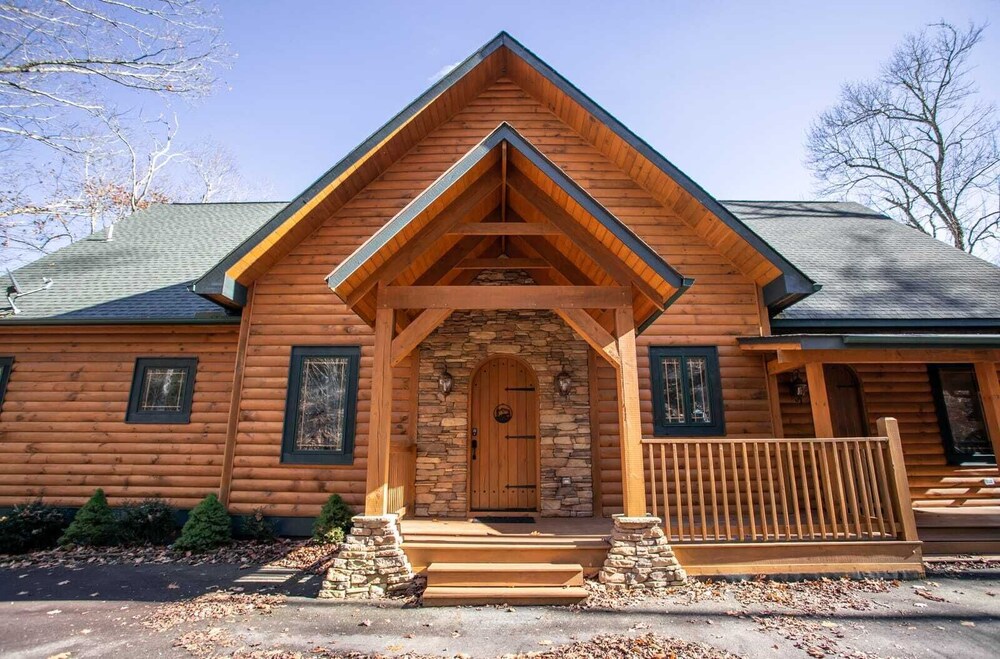 Upscale 3BR Mountain Lodge in Valle Crucis! Designer Furniture and Decor, Hot Tub, Views!