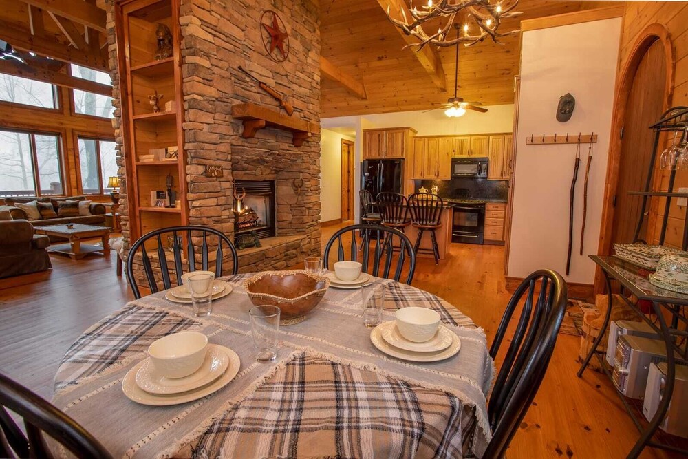 Upscale 3BR Mountain Lodge in Valle Crucis! Designer Furniture and Decor, Hot Tub, Views!