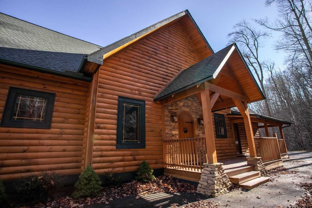 Upscale 3BR Mountain Lodge in Valle Crucis! Designer Furniture and Decor, Hot Tub, Views!