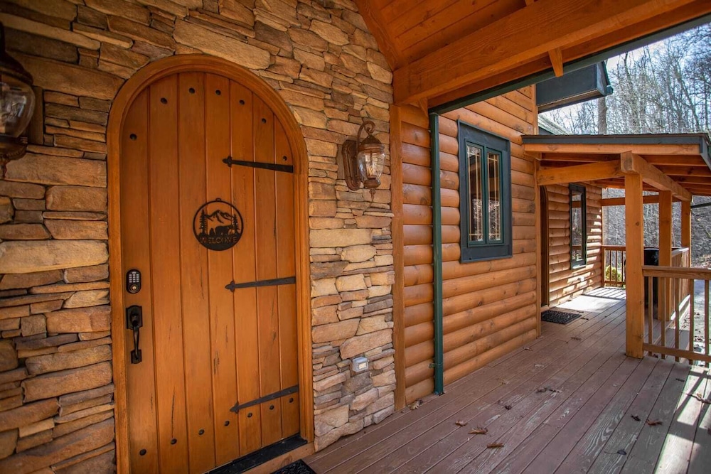 Upscale 3BR Mountain Lodge in Valle Crucis! Designer Furniture and Decor, Hot Tub, Views!