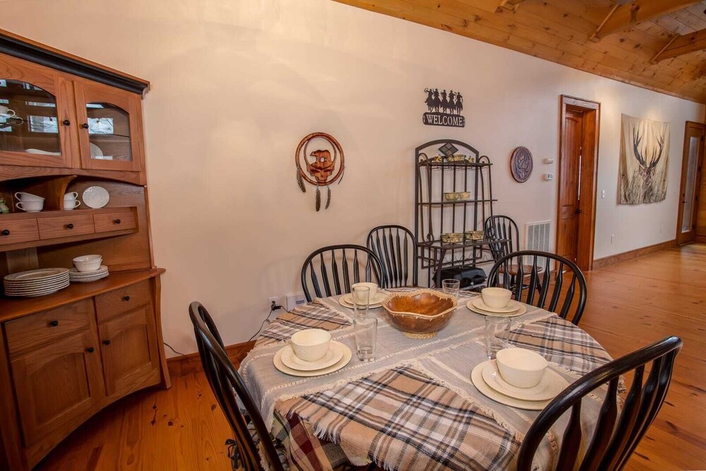 Upscale 3BR Mountain Lodge in Valle Crucis! Designer Furniture and Decor, Hot Tub, Views!