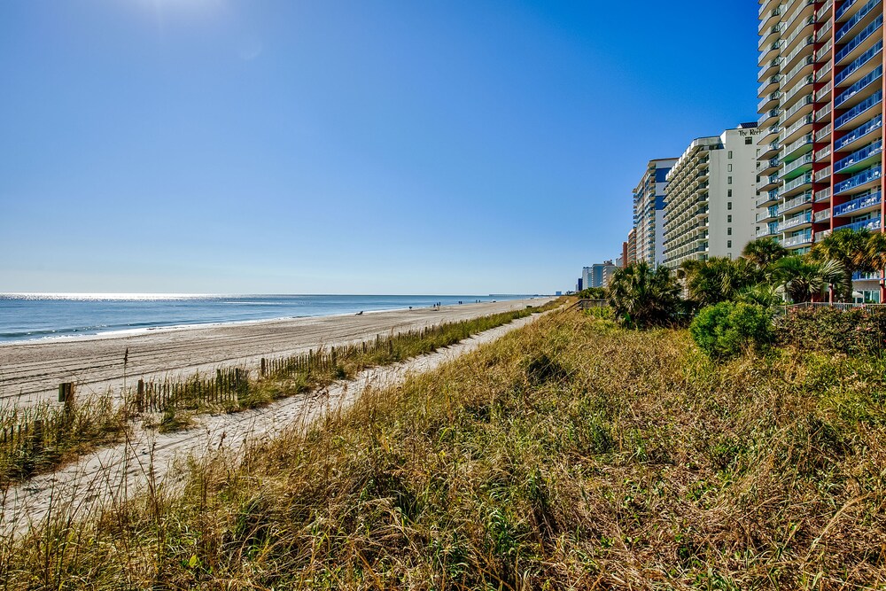 Stylish Family Getaway w/ Shared Pool, & Beach Access - Snowbird-Friendly