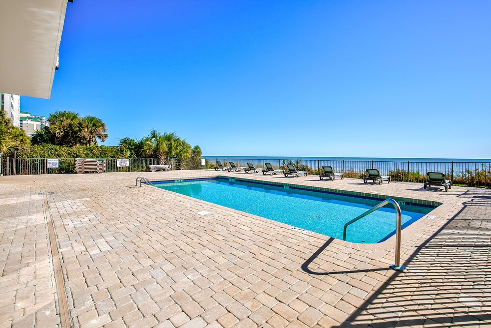 Stylish Family Getaway w/ Shared Pool, & Beach Access - Snowbird-Friendly