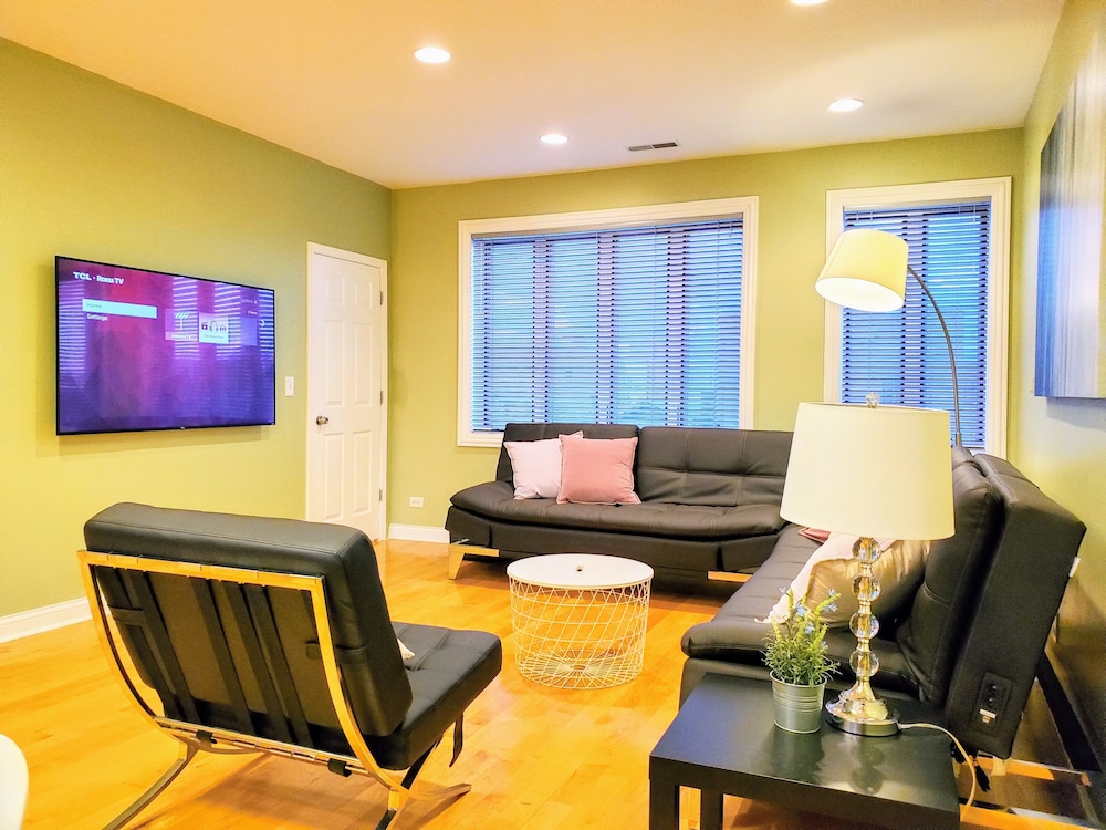 Oasis 2 #3 - Luxurious Penthouse 5br/2ba near McCormick Place & Wintrust Arena