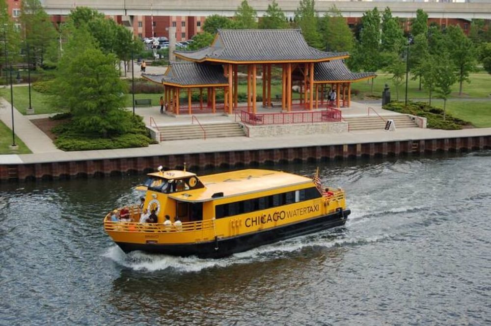 Oasis 2 #3 - Luxurious Penthouse 5br/2ba near McCormick Place & Wintrust Arena