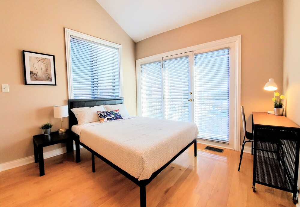 Oasis 2 #3 - Luxurious Penthouse 5br/2ba near McCormick Place & Wintrust Arena