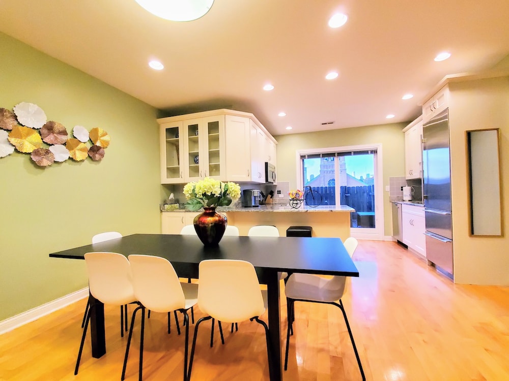 Oasis 2 #3 - Luxurious Penthouse 5br/2ba near McCormick Place & Wintrust Arena