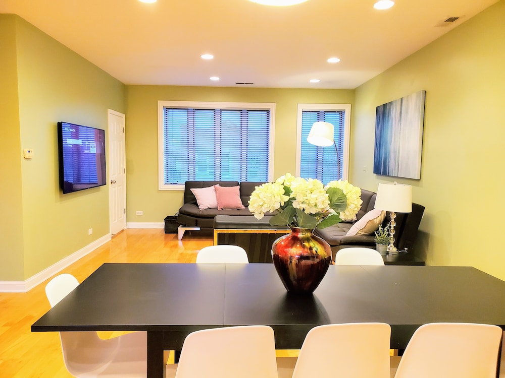 Oasis 2 #3 - Luxurious Penthouse 5br/2ba near McCormick Place & Wintrust Arena