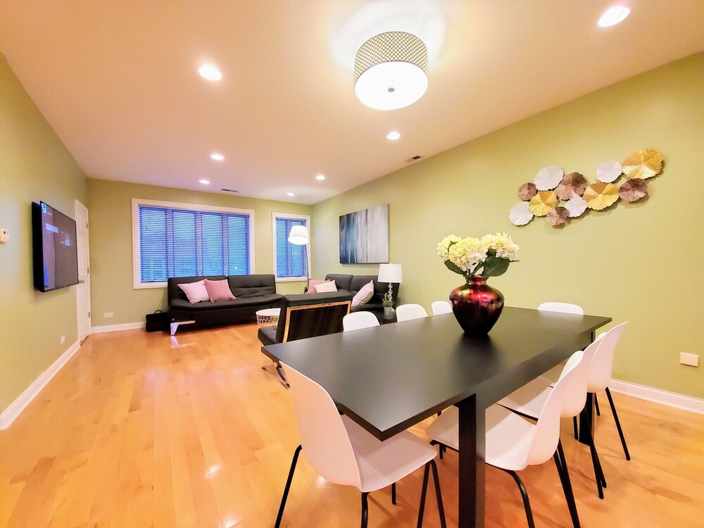 Oasis 2 #3 - Luxurious Penthouse 5br/2ba near McCormick Place & Wintrust Arena