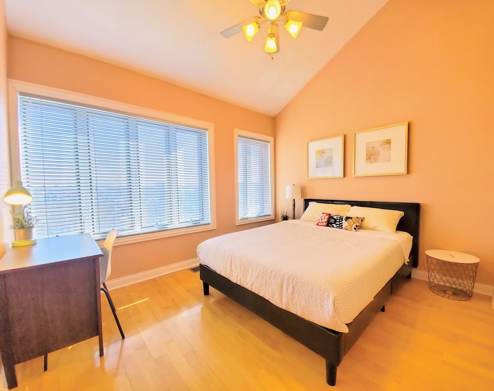 Oasis 2 #3 - Luxurious Penthouse 5br/2ba near McCormick Place & Wintrust Arena