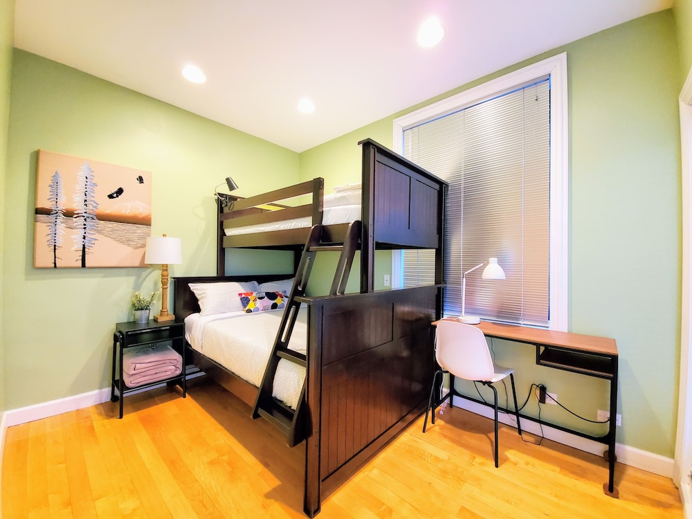 Oasis 2 #3 - Luxurious Penthouse 5br/2ba near McCormick Place & Wintrust Arena