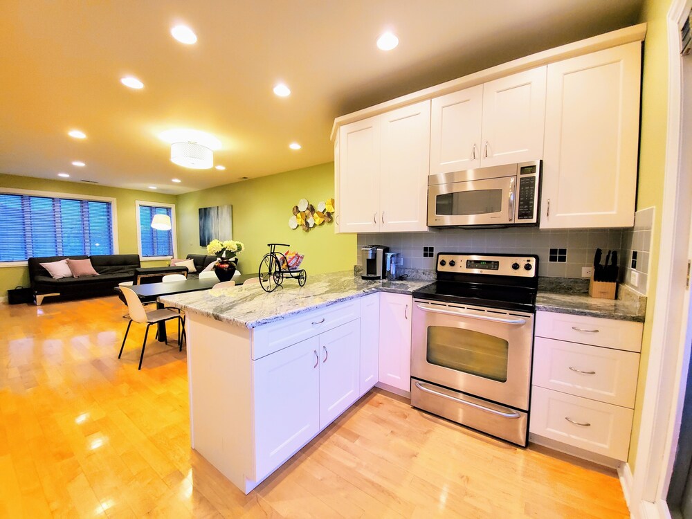 Oasis 2 #3 - Luxurious Penthouse 5br/2ba near McCormick Place & Wintrust Arena