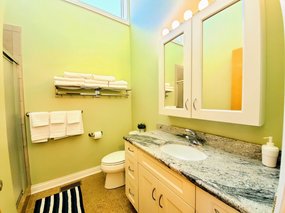 Oasis 2 #3 - Luxurious Penthouse 5br/2ba near McCormick Place & Wintrust Arena