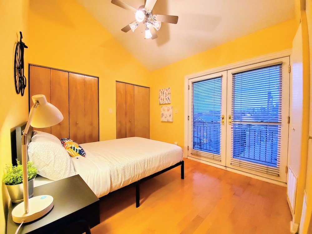 Oasis 2 #3 - Luxurious Penthouse 5br/2ba near McCormick Place & Wintrust Arena