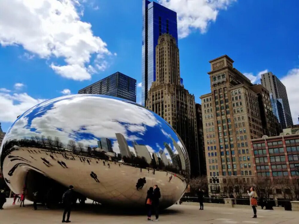 Oasis 2 #3 - Luxurious Penthouse 5br/2ba near McCormick Place & Wintrust Arena