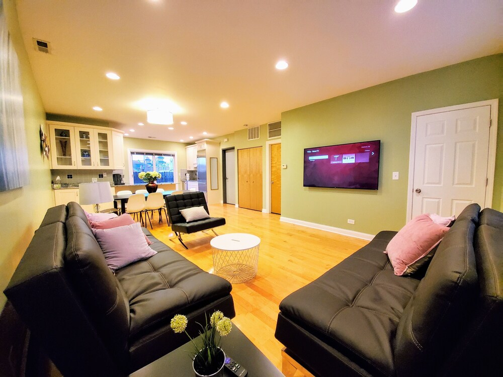 Oasis 2 #3 - Luxurious Penthouse 5br/2ba near McCormick Place & Wintrust Arena