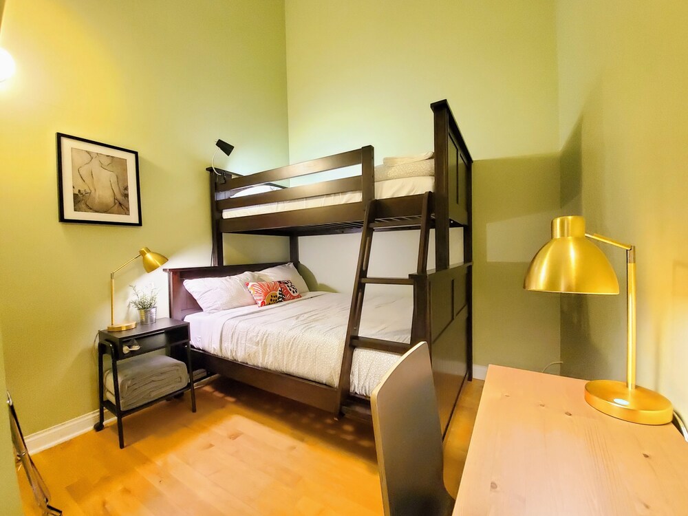 Oasis 2 #3 - Luxurious Penthouse 5br/2ba near McCormick Place & Wintrust Arena