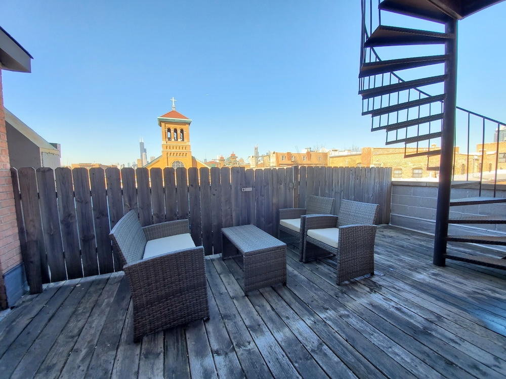 Oasis 2 #3 - Luxurious Penthouse 5br/2ba near McCormick Place & Wintrust Arena