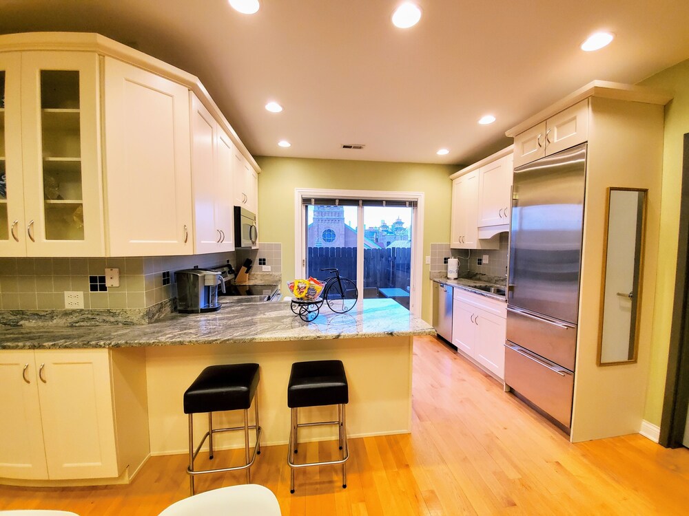 Oasis 2 #3 - Luxurious Penthouse 5br/2ba near McCormick Place & Wintrust Arena