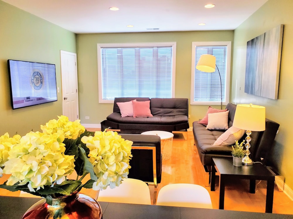 Oasis 2 #3 - Luxurious Penthouse 5br/2ba near McCormick Place & Wintrust Arena