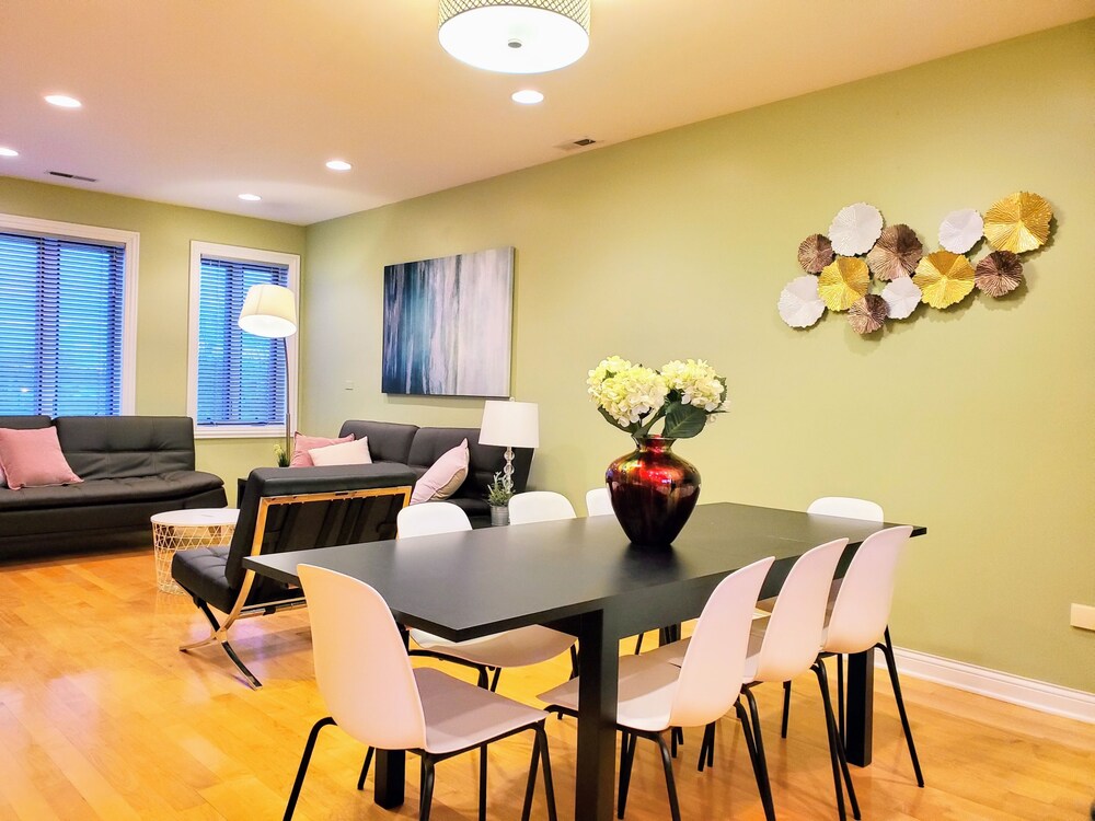 Oasis 2 #3 - Luxurious Penthouse 5br/2ba near McCormick Place & Wintrust Arena
