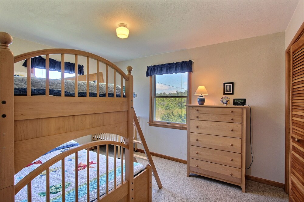 Dogfriendly house with AC, W/D, private pool, & hot tub Waves Vrbo