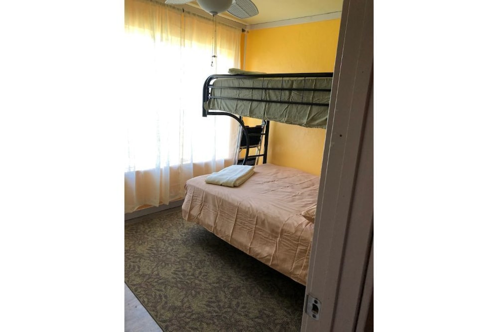 EZ 1 mile to Ft Sill Sleeps 10 +Firepit/Grill!! Super Cute! Lawton