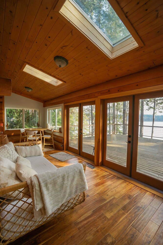 Wild Oyster Lodge on Hood Canal Breathtaking Water Views, Beach, & Hot
