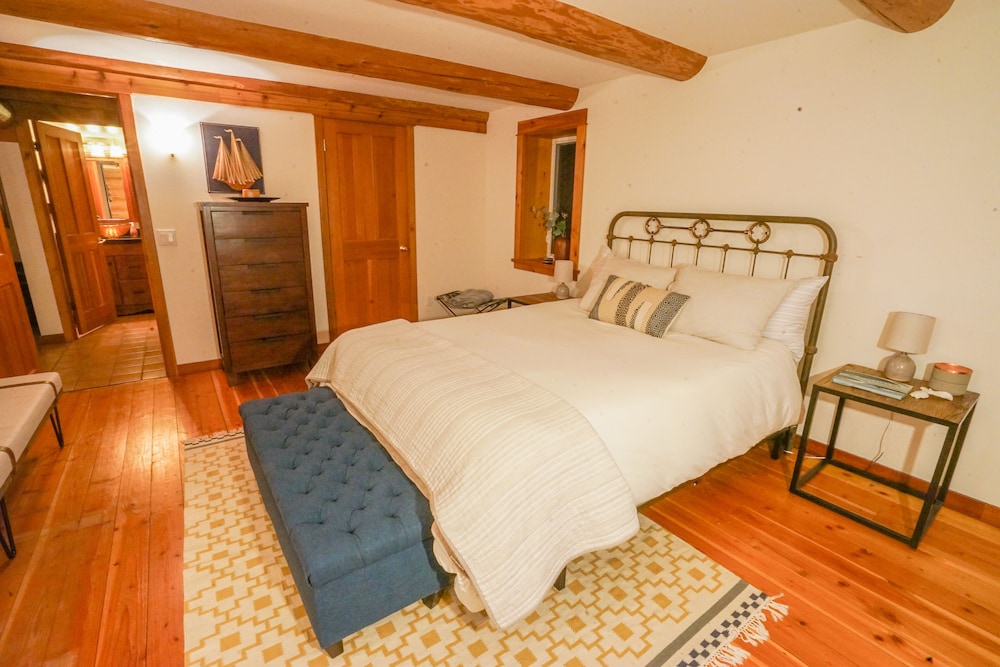 Wild Oyster Lodge on Hood Canal Breathtaking Water Views, Beach, & Hot