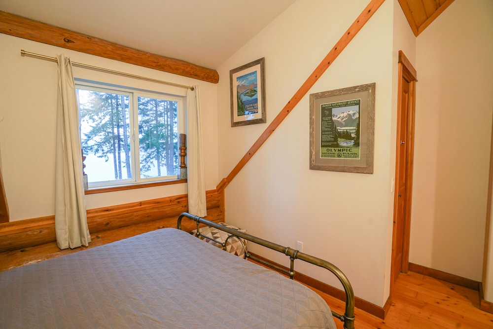 Wild Oyster Lodge on Hood Canal Breathtaking Water Views, Beach, & Hot