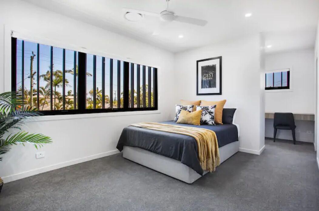 Luxe Capri Villa V2new,4bd, Walk to Beach